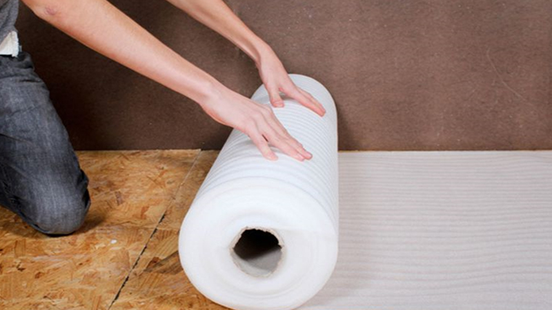 Как правильно укладывать пленку под ламинат Как правильно укладывать пленку под ламинат